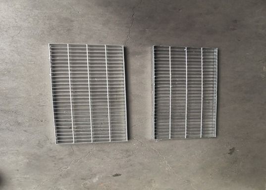 ตะแกรงเหล็กแคทวอล์สำหรับคนเดินเท้า Serrated Hot Dipped Galvanized Grating