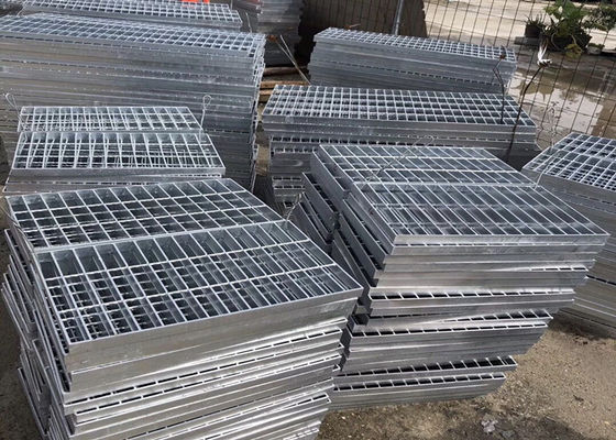 Q235 แพลตฟอร์มตะแกรงเหล็กชุบสังกะสีแบบจุ่มร้อนแบบหยัก 65x5mm