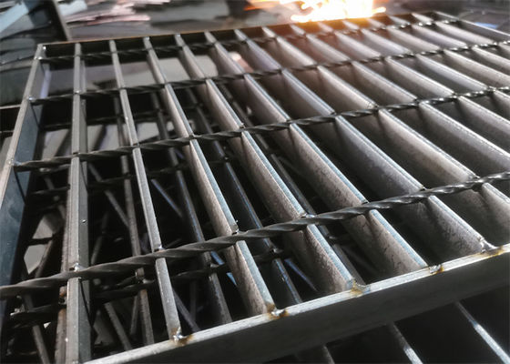โครงสร้างเบาแผงตะแกรงเหล็กชุบสังกะสี Ditch Cover Plate สำหรับโรงเรียน