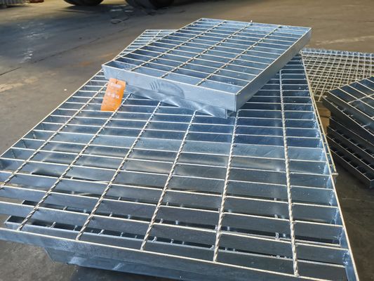 Anti Slip Perforated Stair Treads ตะแกรงเหล็ก Hot Dip Galvanized 65X5mm