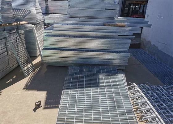 304 SS 316SS ตะแกรงเหล็กคาร์บอน Driveway Grating ความยาว 12m ความแข็งแรงสูง