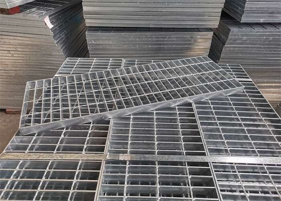 Q235 กันลื่นไถลสังกะสี Driveway Grates โครงสร้างแสง 32x5mm