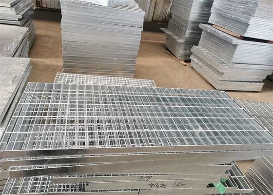Q235 กันลื่นไถลสังกะสี Driveway Grates โครงสร้างแสง 32x5mm