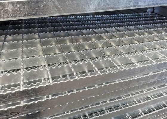AS1657 Standard Anti Skid Steel Stair Treads Grating 100mm สำหรับที่จอดรถ