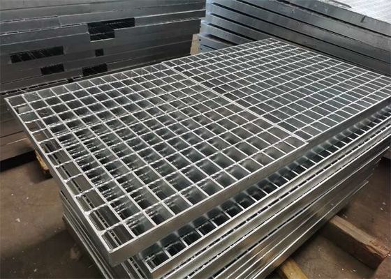 Q235 กันลื่นไถลสังกะสี Driveway Grates โครงสร้างแสง 32x5mm