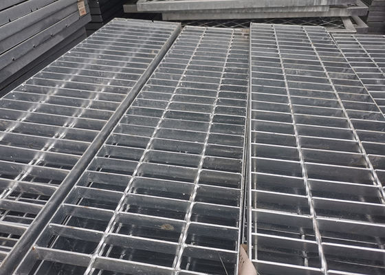 30 * 100mm Welded Bar Grating Walkway Q235 ตะแกรงเหล็กชุบสังกะสี