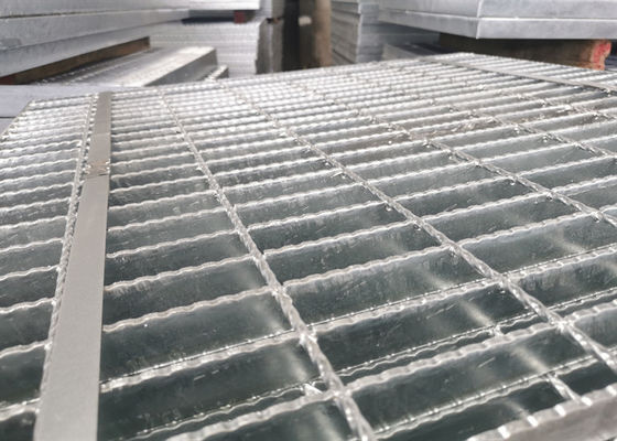 30 * 100mm Welded Bar Grating Walkway Q235 ตะแกรงเหล็กชุบสังกะสี